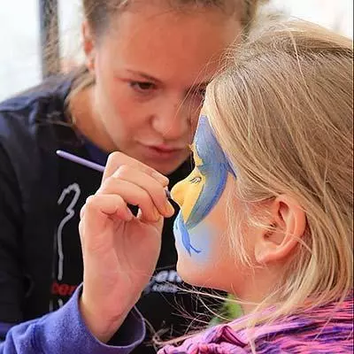 images/bausteine/kinderschminken_abenteuer-erleben.jpg#joomlaImage://local-images/bausteine/kinderschminken_abenteuer-erleben.jpg?width=400&height=400